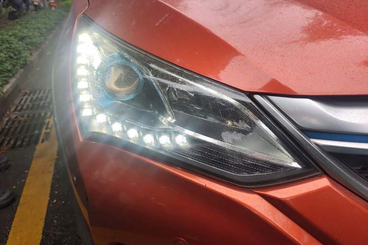 Used BYD Song New Energy 2017 Song DM 1.5TID All-Wheel Drive Prestige Model Right Front Headlight