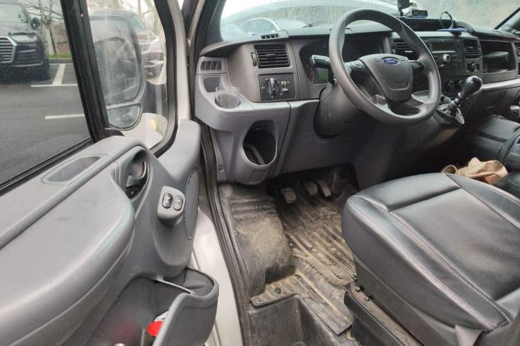 Used Ford Transit Custom 2015 2.4T Short-Wheelbase 6-Seater Mid-Roof Multi-Purpose Vehicle
