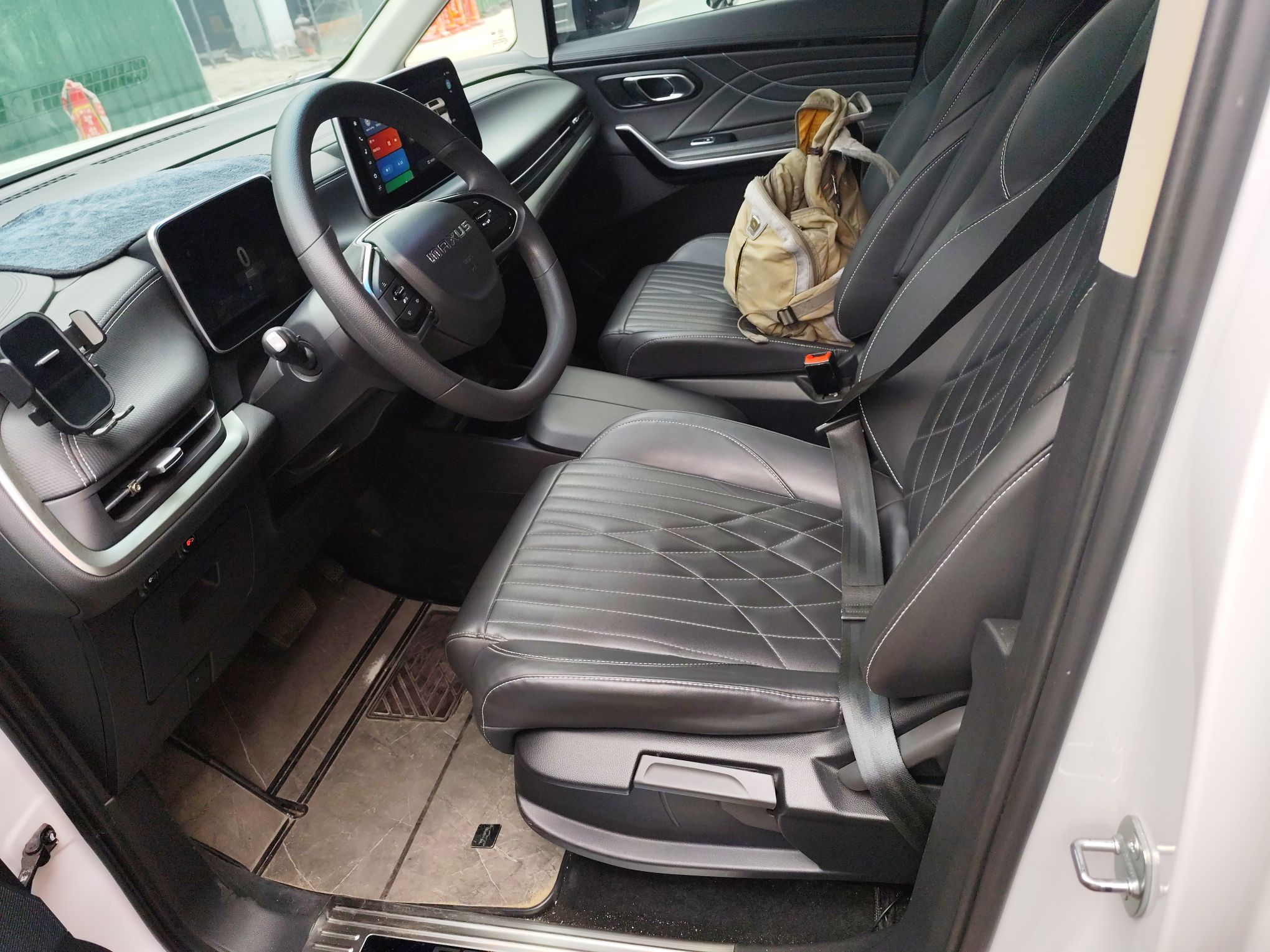 Переднее сиденье в автомобиле