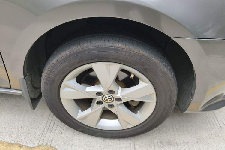 Used Volkswagen Bora 2013 1.6L Automatic Comfort Model Right Front Wheel Hub