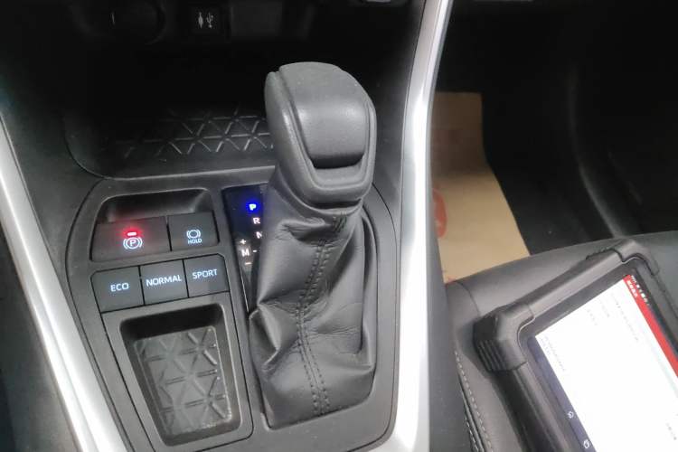 Used Toyota Wildlander 2020 2.0L CVT Two-Wheel Drive Luxury Edition Gear Lever