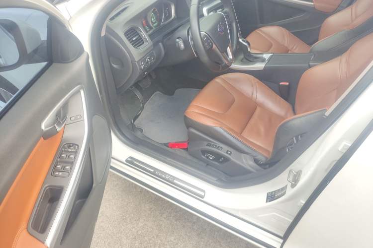 Used Volvo V60 2014 Restyled T5 Zhiya Edition
