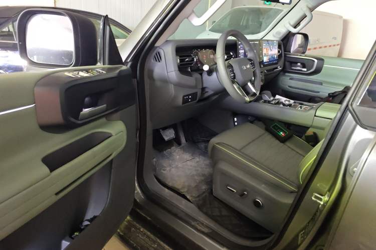 Used BAIC Off-Road BJ40 2024 2.0T All-New Urban Hunter Edition Pioneer Type
