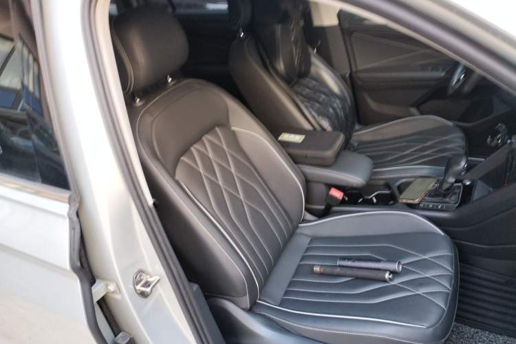 Used Volkswagen Tiguan L 2023 330TSI Automatic Two-Wheel Drive R-Line Enjoyment Edition Right Front Seat