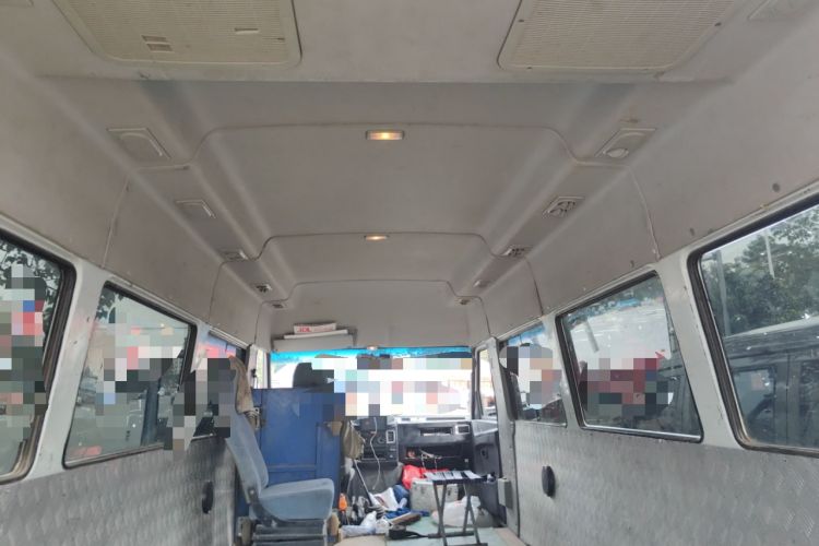 Used Iveco Daily 2020 2.5T A40 Passenger Van Dual Tires Mid-Roof Design 5-9 Seats China VI Emission Standard