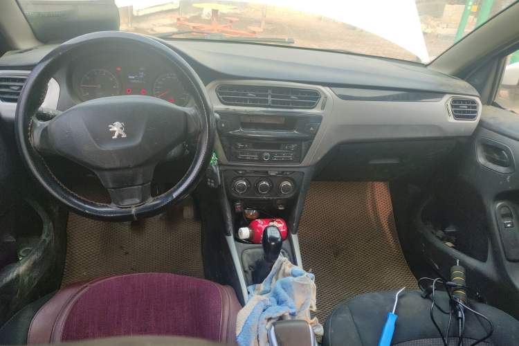 Used Peugeot 301 2018 1.6L Manual Comfort Edition Center Console