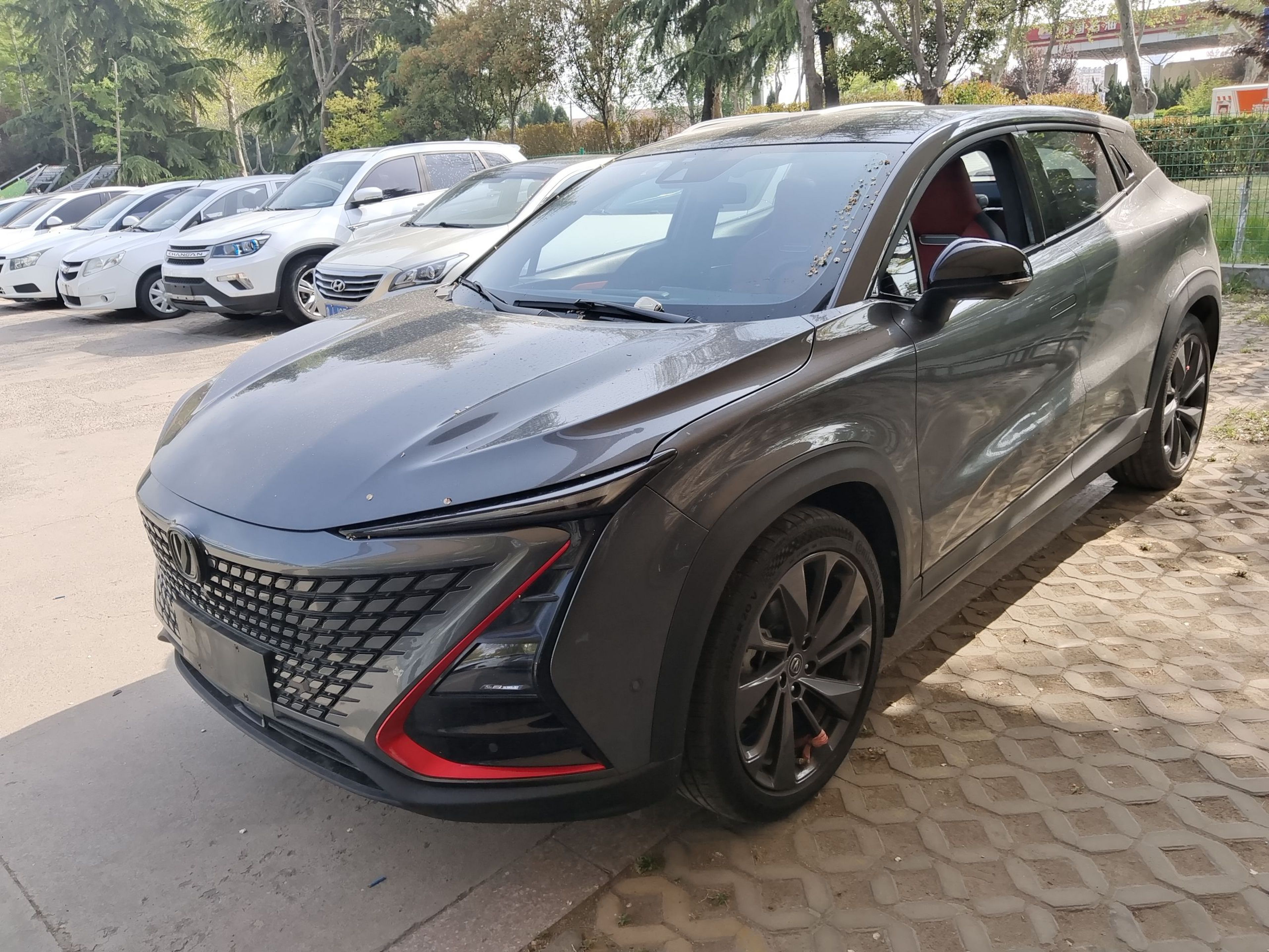 Под передней частью автомобиля