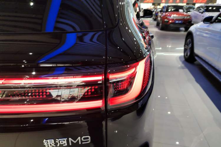 Used Geely Galaxy M9 2025 Model 230km Two-Wheel-Drive Exploration Edition Right Rear Taillight