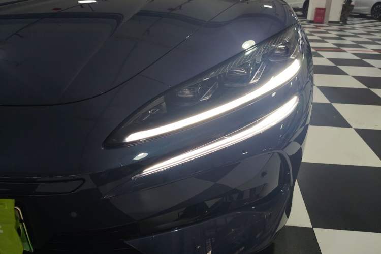 Used Denza Z9 2024 1100 km All-Wheel-Drive Ultra Version
