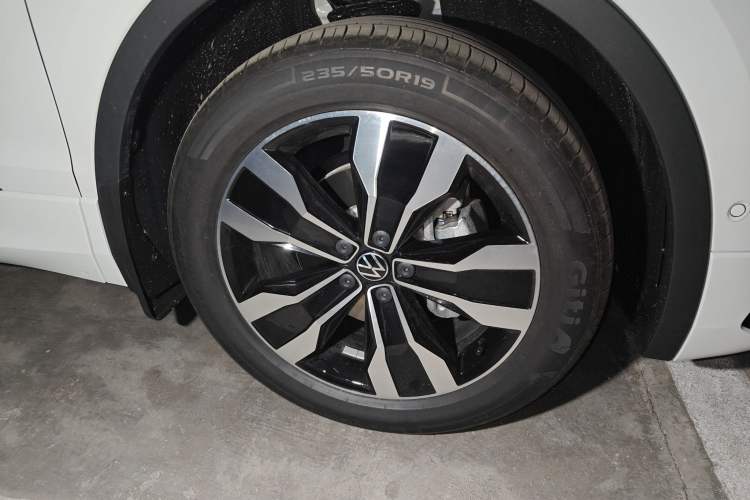 Used Volkswagen Tiguan L 2025 Model Outstanding Version 330TSI Automatic Two-Wheel Drive R-Line Longyao Edition