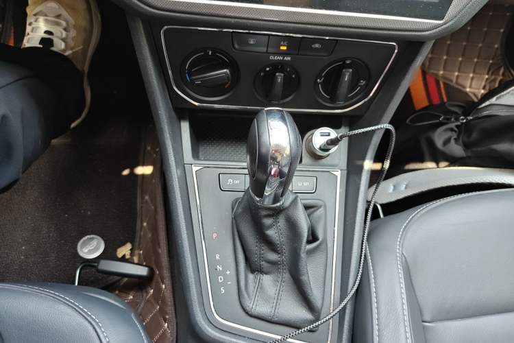 Used Volkswagen Lavida 2015 1.6L Automatic Comfort Edition Gear Lever