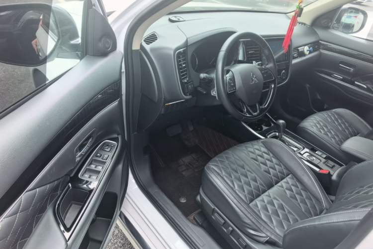Used Mitsubishi Outlander 2021 2.4L 4x4 Zhi Xiang Edition 7 Seats
