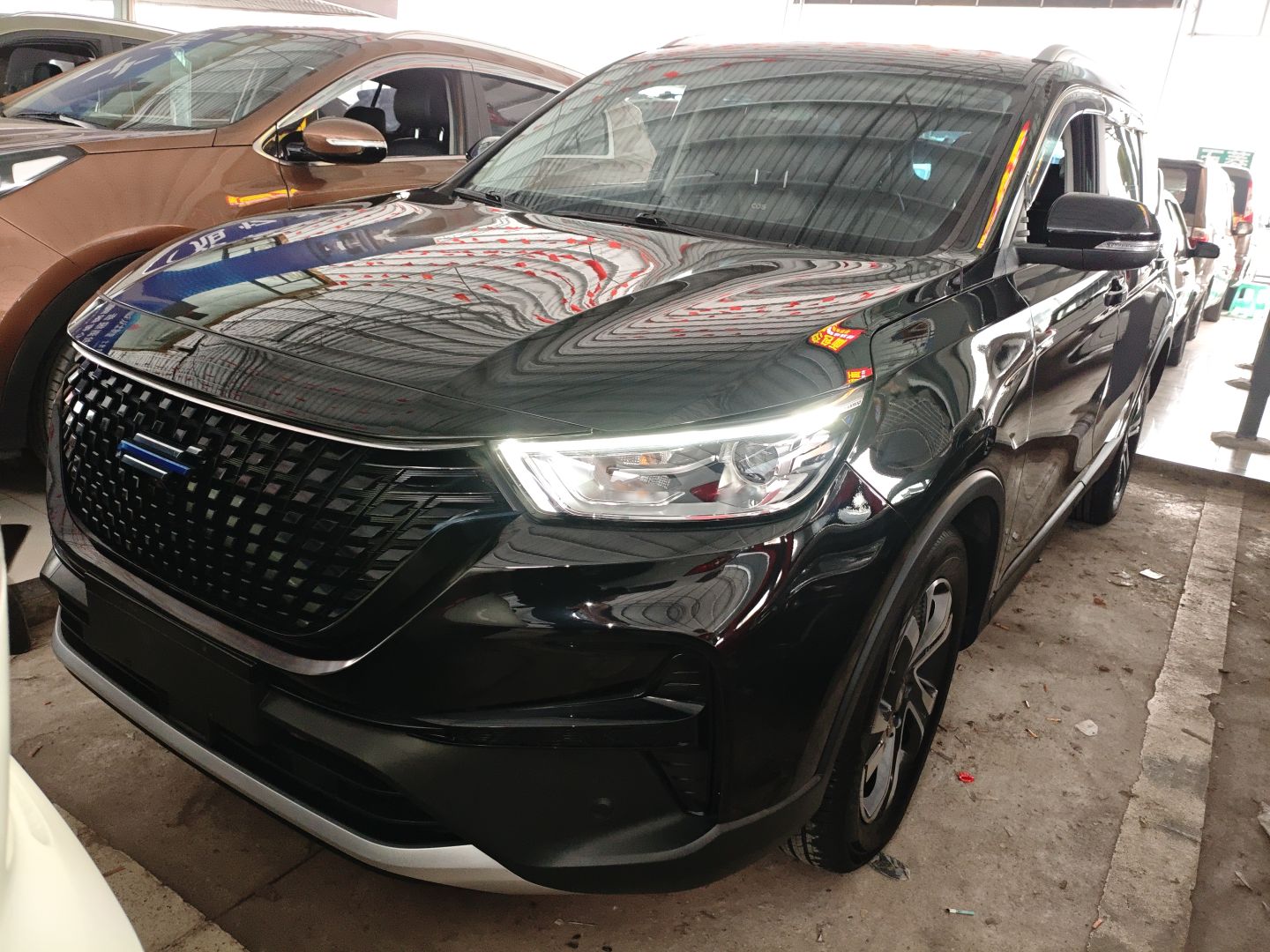 Под передней частью автомобиля