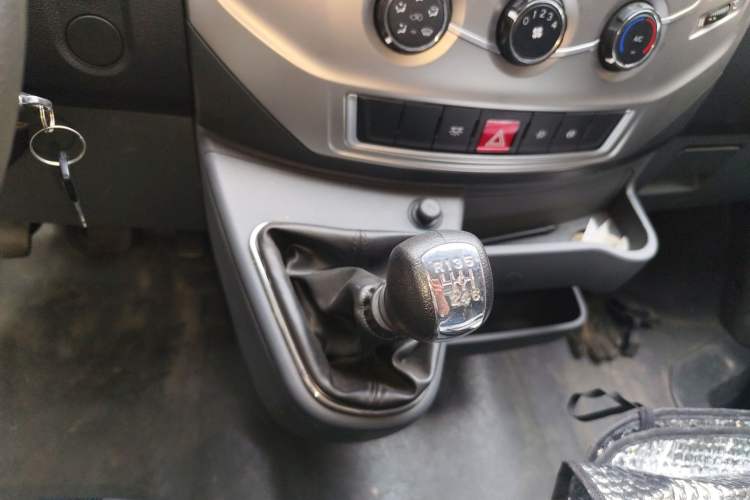 Used Dongfeng Yufeng 2021 2.4T Rear-Drive Van Long Wheelbase High Roof Dual Rear Tires 3-Seater China VI Emission Standard YCY24140-60 Gear Lever