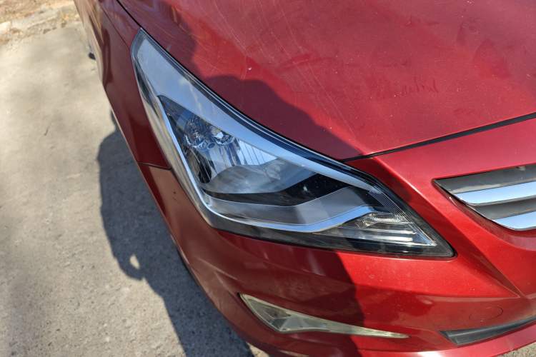 Used Hyundai Verna (older generation) 2014 1.4L Manual Smart GLS Trim Right Front Headlight