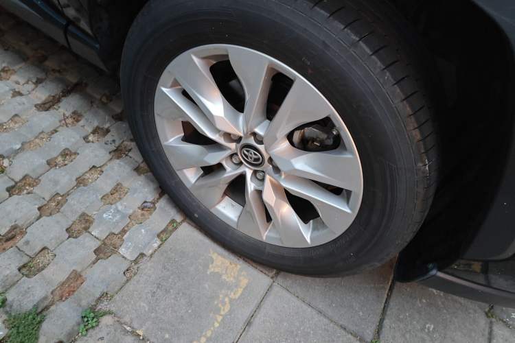 Used Toyota Wildlander 2022 Updated Version 2.0L CVT Two-Wheel Drive Leading Edition Right Front Wheel Hub