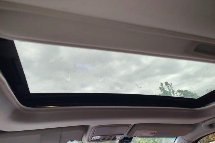 Used JMC Yusheng S350 2013 2.4T Automatic 2WD Diesel Ultra-Luxury 7-Seater Headliner