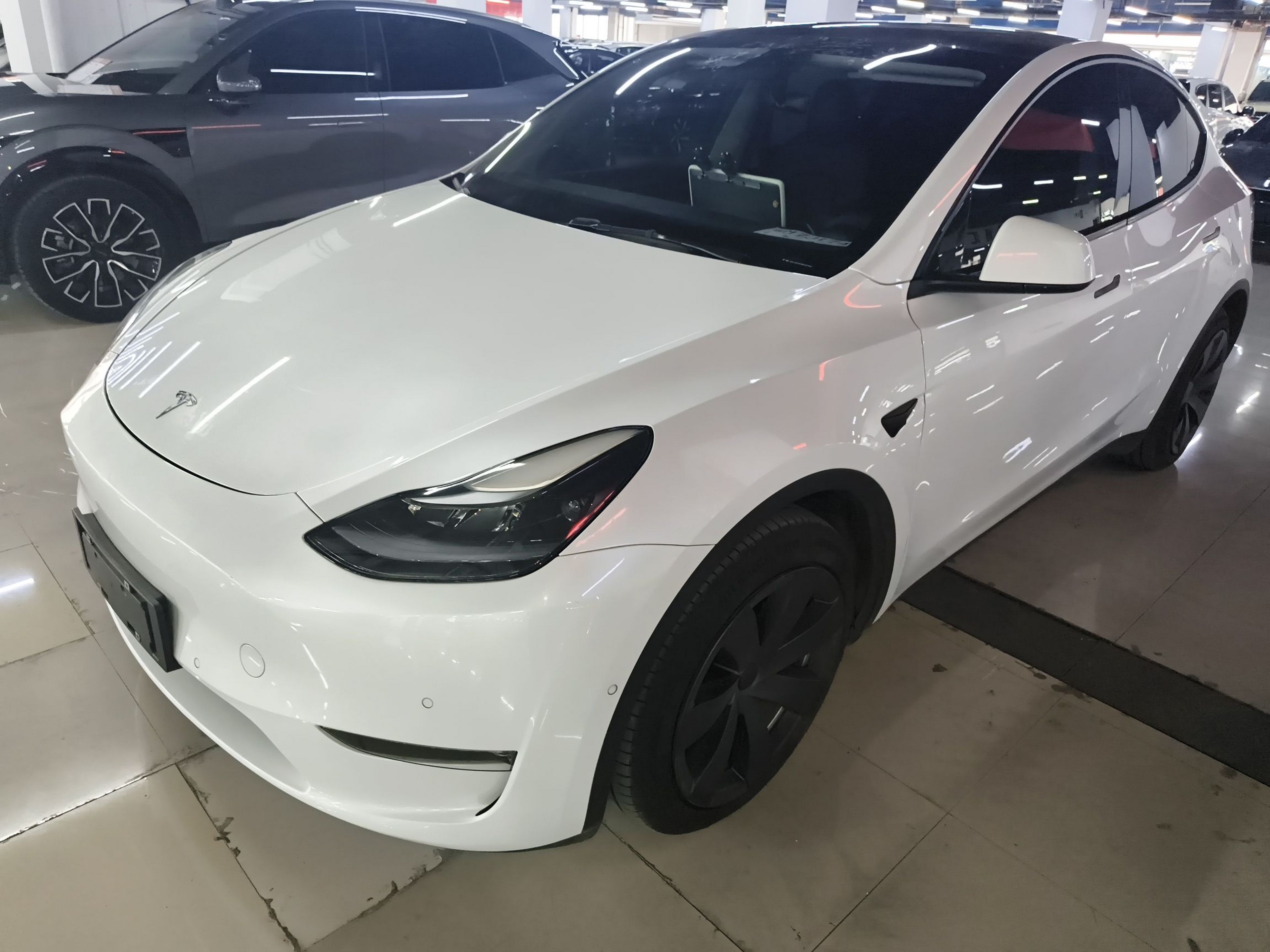 Под передней частью автомобиля