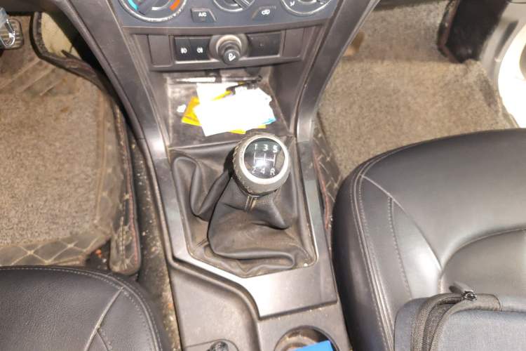 Used Great Wall Wingle 5 2017 2.4L European-spec Gasoline 2WD Elite Model with Big Double Cab – 4G69S4N Gear Lever