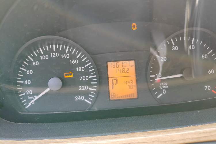 Used Mercedes-Benz Vito 2011 2.5L 7-seater executive version