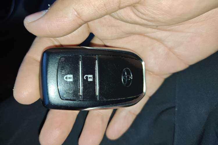 Used Toyota RAV4 2016 2.0L CVT Two-Wheel Drive Fashion Edition China V Standard Vehicle Key