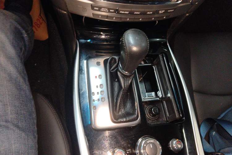 Used Infiniti Q70 2017 Q70L 2.5L Elite Edition Gear Lever
