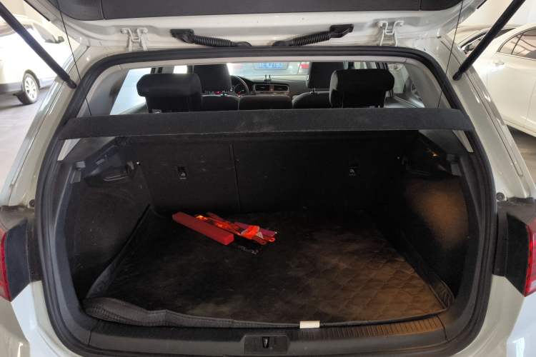 Used Volkswagen Golf 2020 Zhiai Edition 200TSI DSG Comfortable & Ambitious Version Trunk