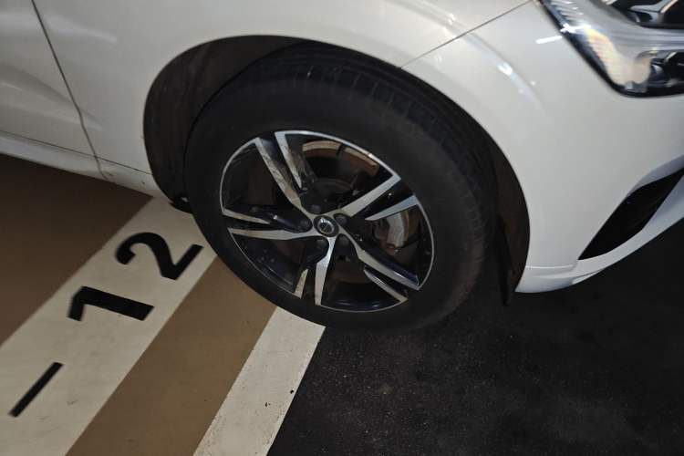 Used Volvo XC60 2019 T5 4x4 Smart & Dynamic Sport Edition China VI Standard Right Front Wheel Hub