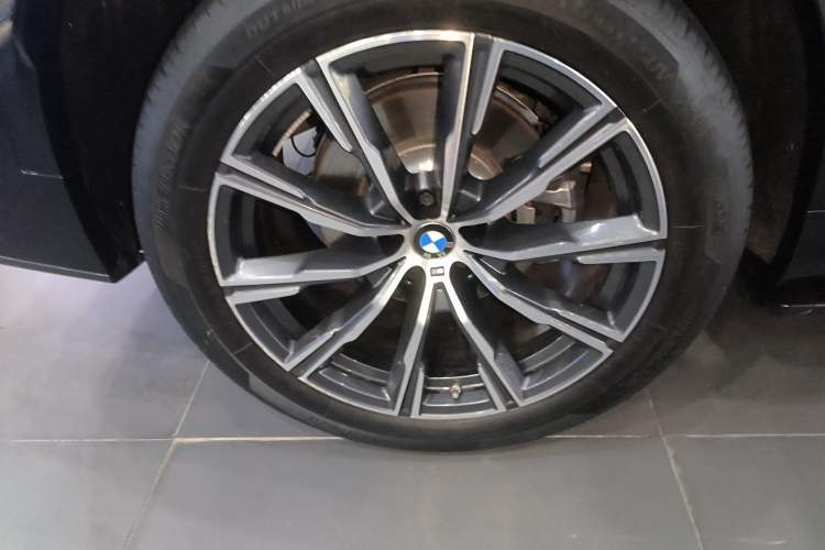 Used BMW X5 2022 Restyled xDrive 30Li Luxury Version M Sport Package Right Rear Wheel Hub