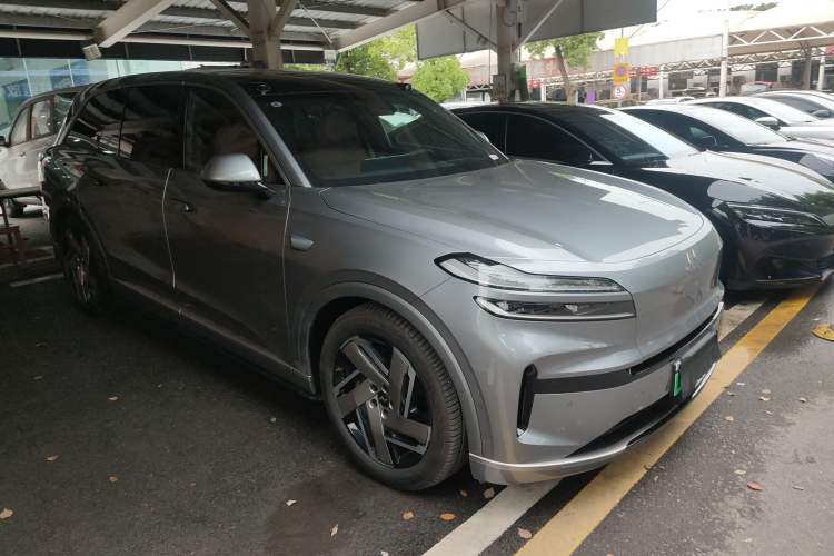 Used ONVO Luxeed L90 2025 Model—Max Six-Seater Version Front Right 45 Deg