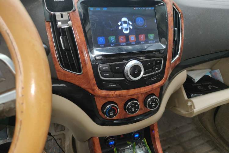 Used Baojun 730 2014 1.5L manual Comfort version 7 seats Audio And AC Panel