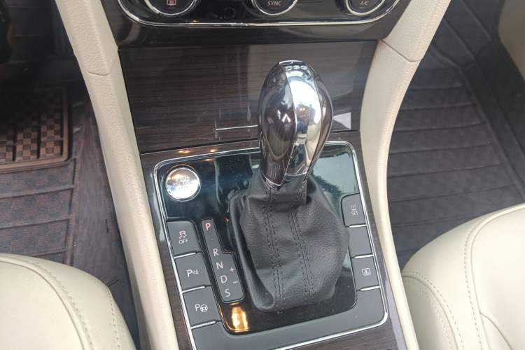 Used Volkswagen Passat 2014 1.8TSI DSG Ultimate Edition Gear Lever