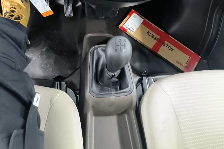 Used Wuling Rongguang S 2023 1.5L Base Version 5/7 Seats Gear Lever