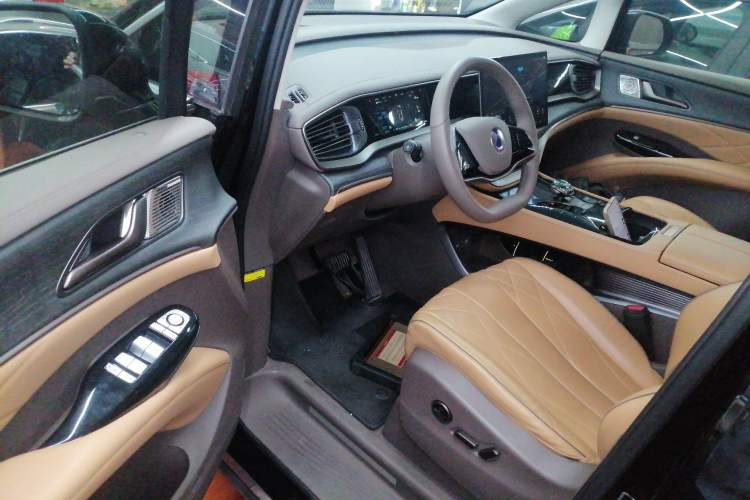 Used Denza D9 2022 EV 600 Four-Wheel Drive Prestige Model
