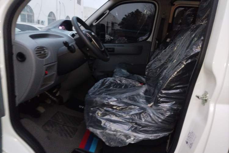 Used SAIC MAXUS Xintu V80 2023 2.0T Manual Classic Aoyuntong Short Wheelbase Mid-Roof 5/6-Seater