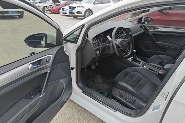 Used Volkswagen Golf 2018 230TSI Automatic Luxury Version
