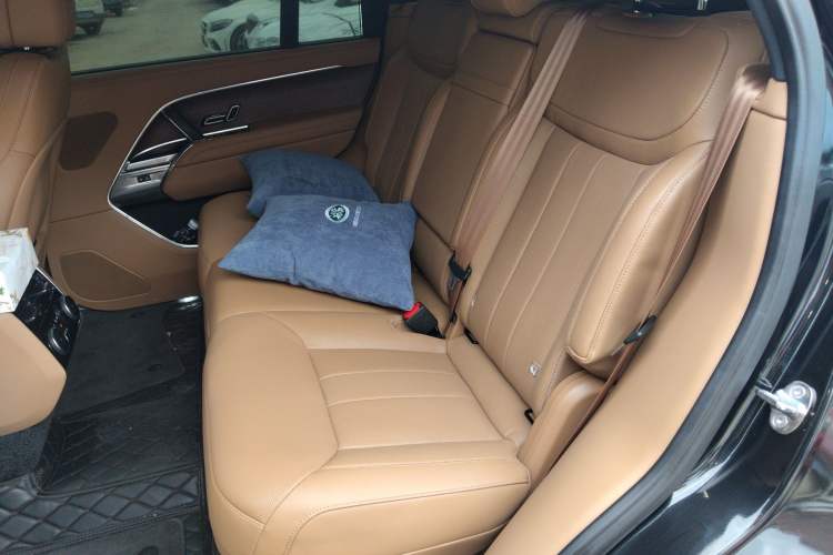 Used Land Rover Range 2025 3.0 L6 400 PS Extended Luxury Edition Left Rear Seat