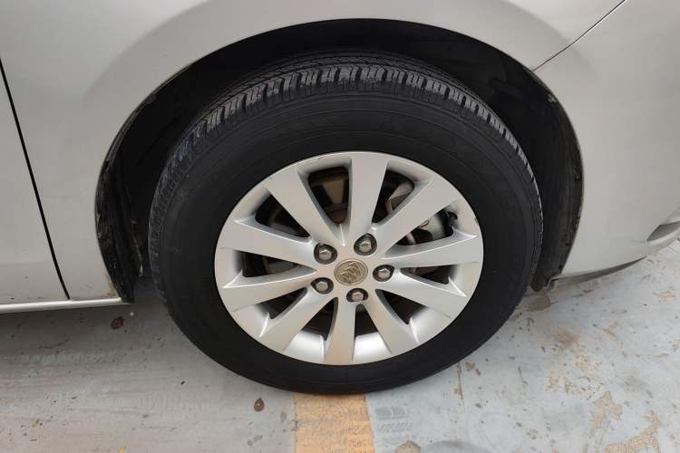 Used Buick GL8 2014 2.4L CT Luxury Business Comfort Edition Right Front Wheel Hub