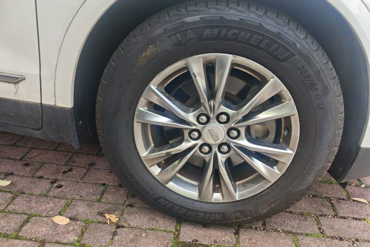 Used Cadillac XT5 2020 28T Luxury Version Right Front Wheel Hub