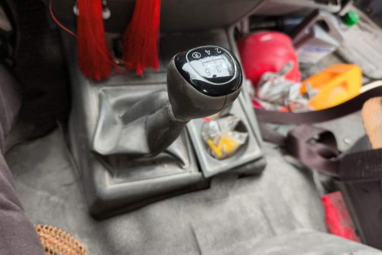 Used Jinbei Hiace 2014 2.0L 5th-Gen Power King Comfort Version V19
