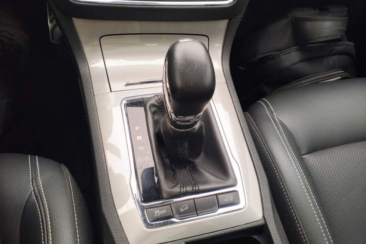 Used Roewe RX5 2018 30T Two-Wheel Drive Automatic Internet Smart Edition Gear Lever