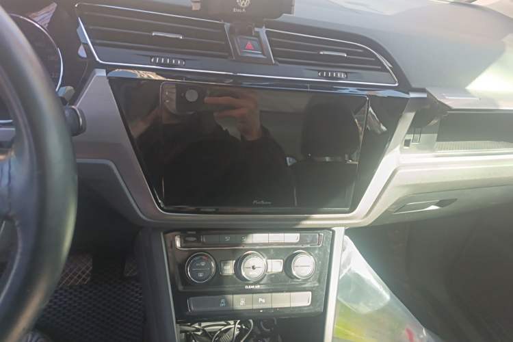 Used Volkswagen Touran 2016 Volkswagen Touran L 280TSI DSG Comfort Edition Audio And AC Panel