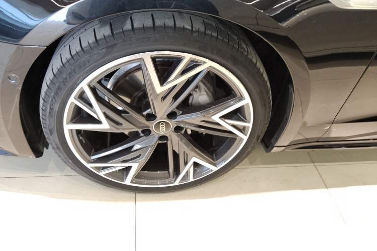 Used Audi A7L 2023 45 TFSI quattro S-line Black Warrior Edition Left Front Wheel Hub