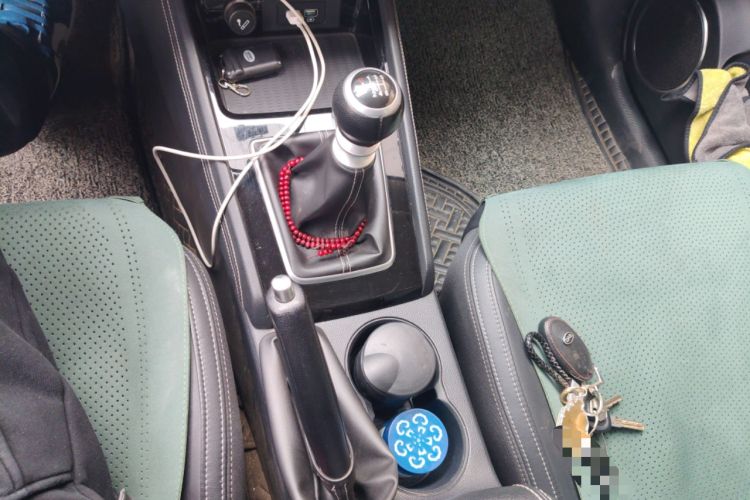 Used BYD Song 2020 Classic Edition 1.5T Manual Luxury Model Gear Lever