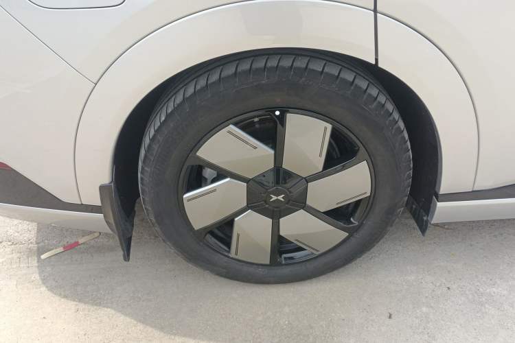 Used XPeng X9 2024 702 Ultra-Long Range Pro Right Rear Wheel Hub