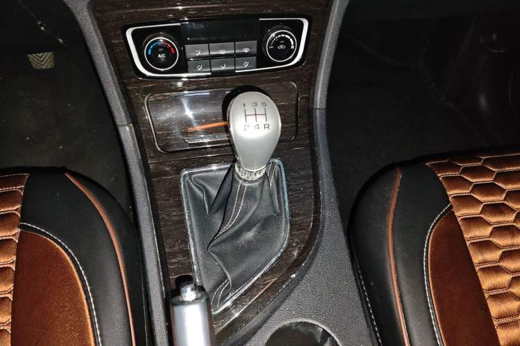 Used Zotye T600 2015 Family Edition 2.0T Manual Elite Version
