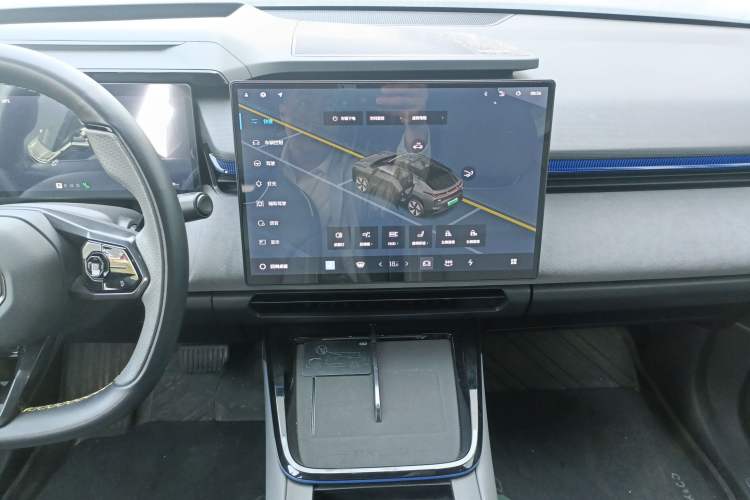 Used Lynk & Co 08 EM-P 2025 220 km All-Wheel-Drive Performance Halo Audio And AC Panel