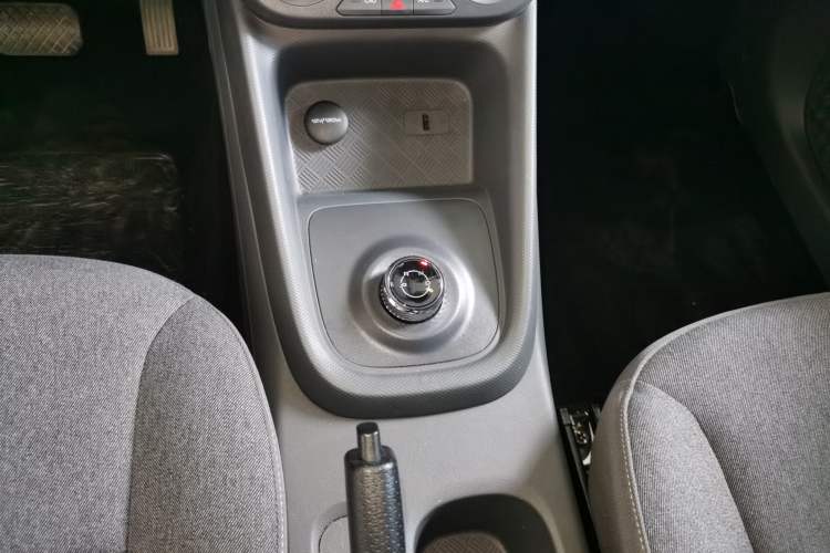 Used Wuling Hongguang New Energy 2024 All-Electric Model 300KM Standard Version Gear Lever