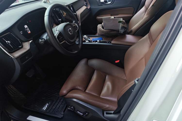 Used Volvo XC60 2023 B5 4x4 Smart Luxury Edition
