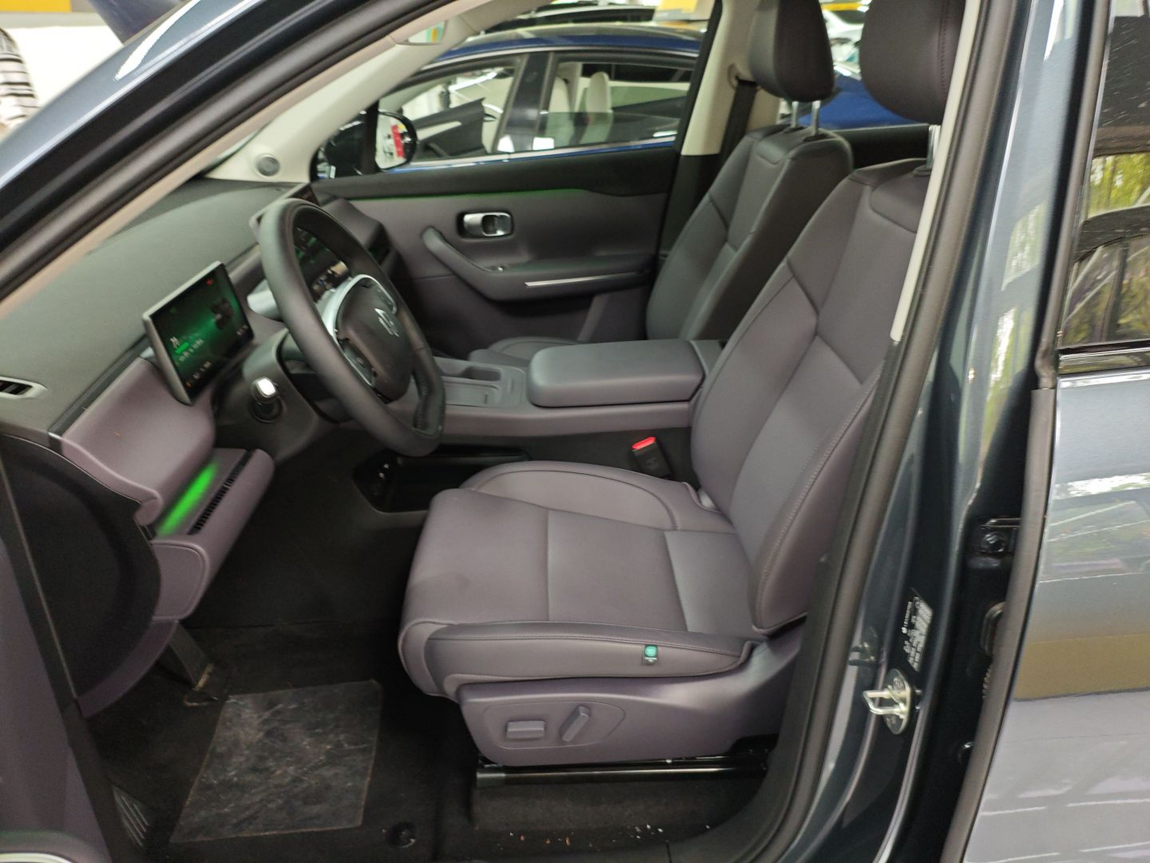 Переднее сиденье в автомобиле